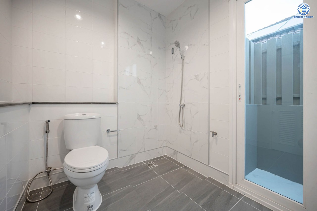 บ้านมือสองตกแต่งใหม่ โครงการ เพอร์เฟคเพลส ราชพฤกษ์ หลังมุม! รองรับทุกการใช้งาน บนเนื้อที่กว้างถึง 61.8 ตร.ว. พื้นที่ใช้สอย 198 ตร.ม. พร้อมฟังก์ชัน 3 ห้องนอน 3 ห้องน้ำ จอดรถได้ 2 คัน บ้านคุณภาพดี บนทำเลติดถนนราชพฤกษ์ เชื่อมต่อถนนรัตนาธิเบศร์ ใกล้รถไฟฟ้าสายสีม่วง “สถานีบางรักน้อยท่าอิฐ” จุดขึ้นทางด่วน "กาญจนาภิเษก" และเซ็นทรัลรัตนาธิเบศร์